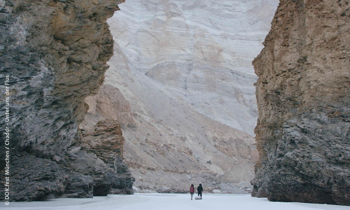 Filmstill aus: „Chaddr – Unter uns der Fluss“: Zwei Kinder in einer Schlucht des Himalaya