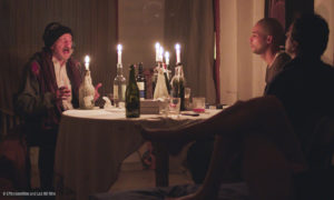 Zwei Männer an einem Tisch