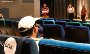 LetsDOK Teambildung: Bild eines Kinosaales mit mehreren Personen (© Kay Hoffmann)