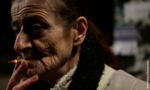 Filmstill aus „A Woman Captured”: Marisch zieht an einer Zigarette (© Partisan Filmverleih)