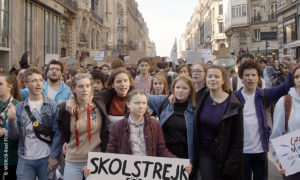 Filmstill aus "Ich bin Greta" über die Klimaaktivstin Greta Thunberg, hier bei einer Demonstration während des Schulstreiks fürs Klima zu sehen (Foto: B-Reel Films)