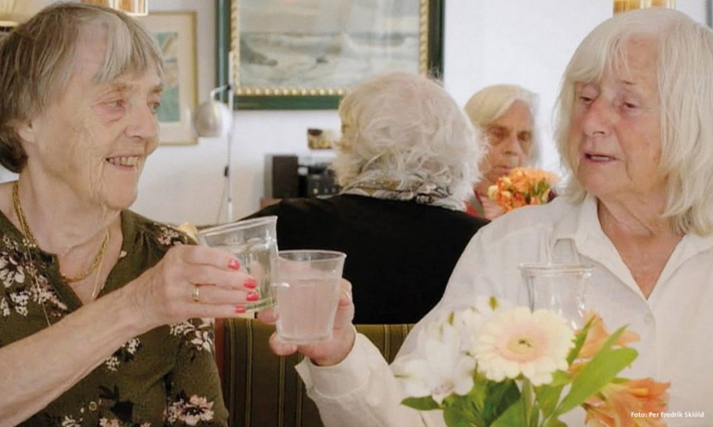 Zwei Seniorinnen stoßen im Altenheim an in Doku Mitgefühl 