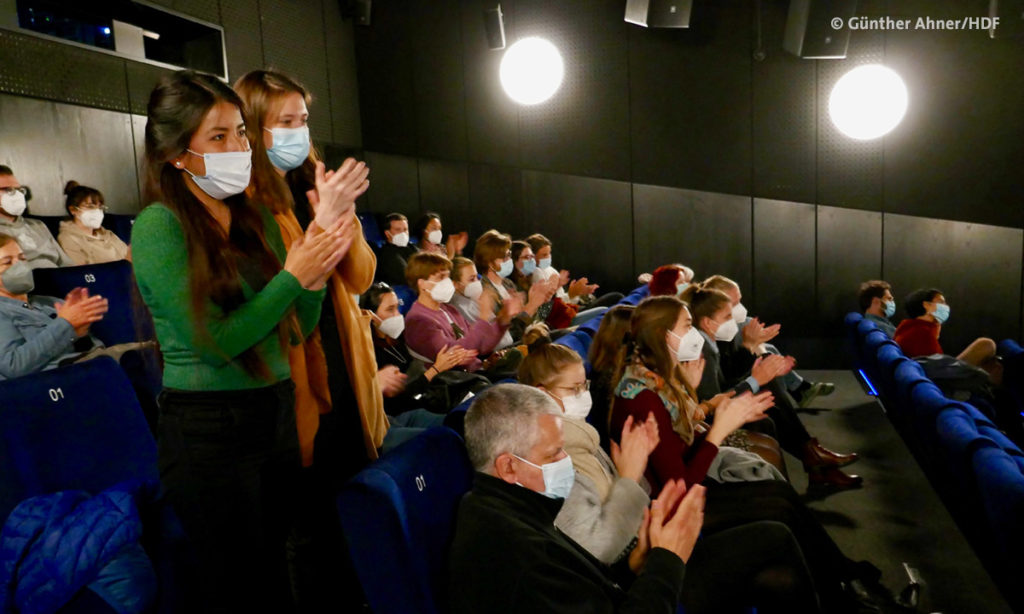 Applaus vom Publikum bei der DOK Premiere in Ludwigsburg von Dear Future Children