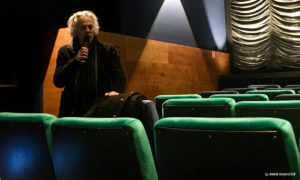 Rolando Colla beantwortet Fragen im Kino zu W-Was von der Lüge bleibt