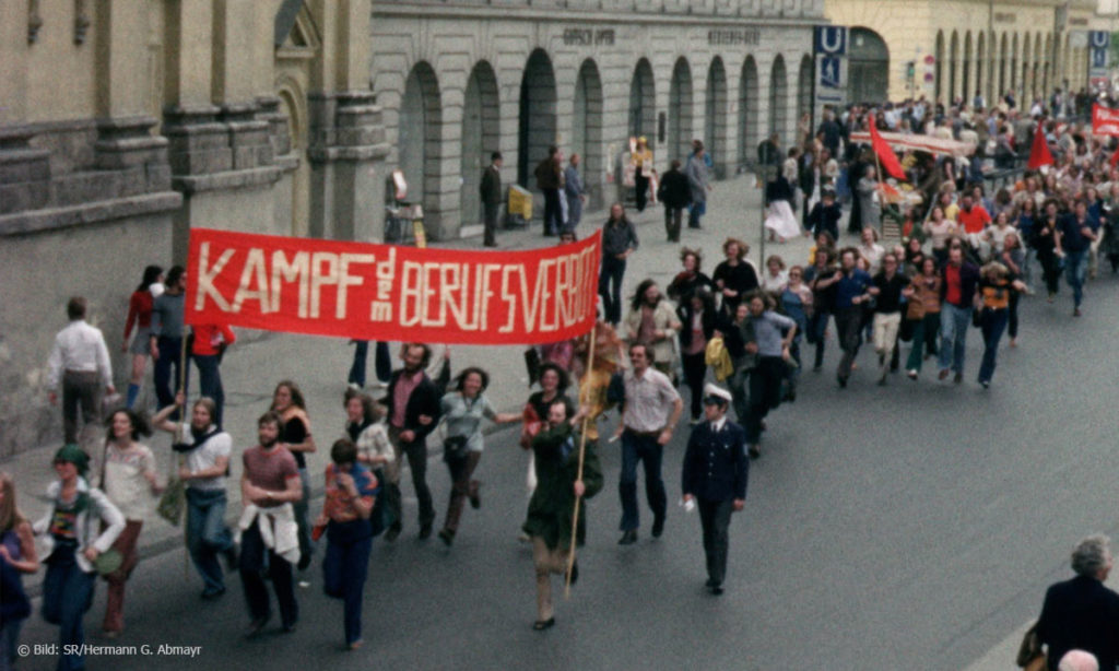 Still aus "Jagd auf Verfassungsfeinde". Foto einer Demo gegen den Radikalenerlass in München © SR/Hermann G. Abmayr