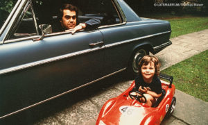Vater und Sohn: Eugen Cicero im Auto und Roger Cicero als Kind im Buggy (Foto: Latemarfilm/Thomas Blaser)