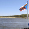 Bild eines Mannes an einem Ufer mit Fahne