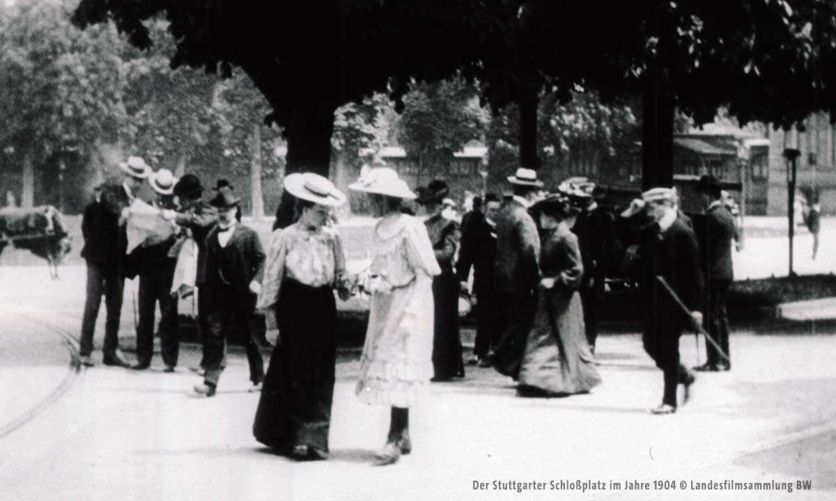 Spaziergänger auf dem Stuttgarter Schloßplatz im Jahr 1904 - Filmstill aus "Heimatbilder Stuttgart" (© Landesfilmsammlung BW)