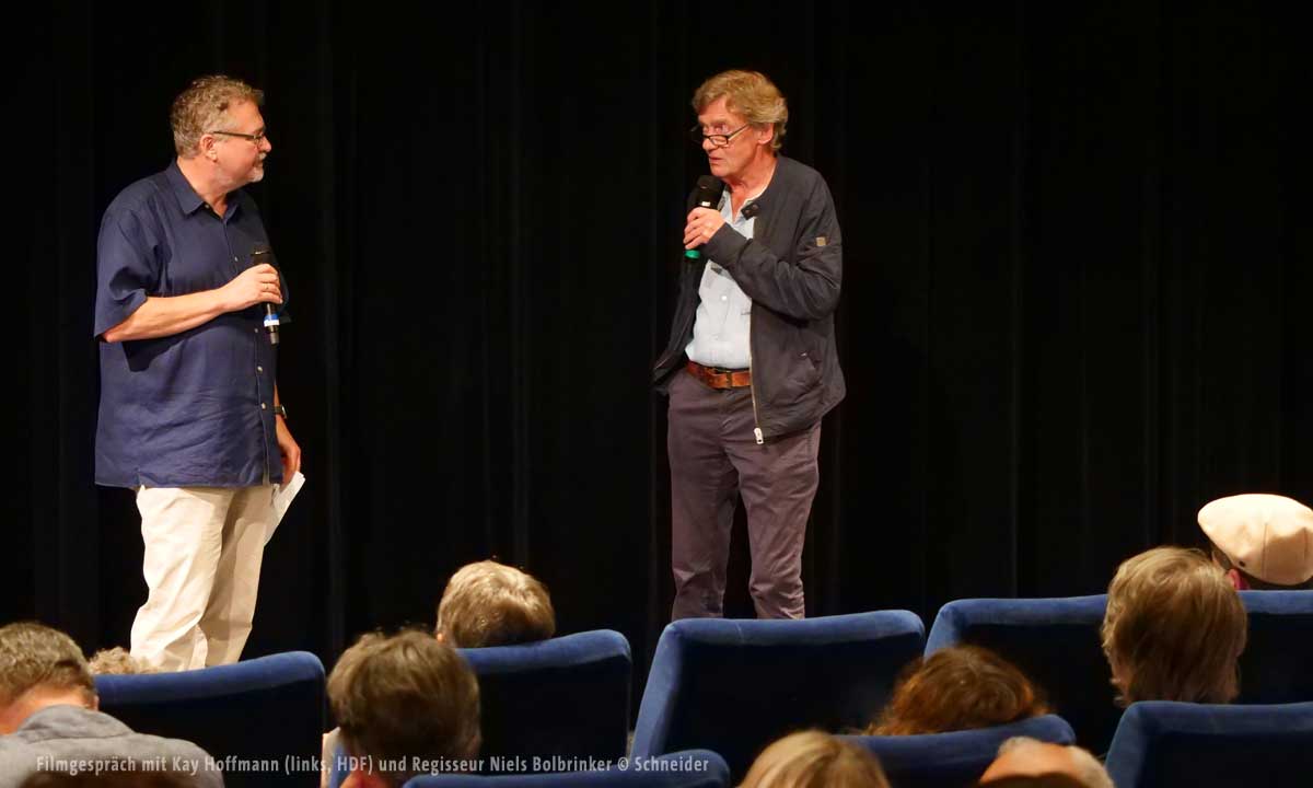Filmgespräch mit Kay Hoffmann (links, HDF) und Regisseur Niels Bolbrinker © Schneider