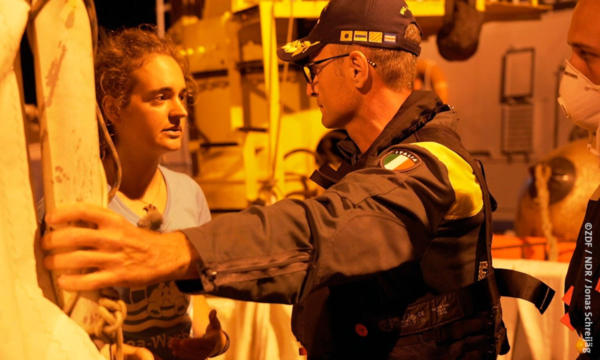 Sea-Watch 3: Carola Rackete bei ihrer Verhaftung (© ZDF, NDR/Jonas Schreijäg)