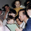 Bild eines Mannes umgeben von Kindern
