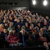 Publikum in den Kinositzen