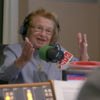 Bild einer älteren Frau in einem Radio-Interview