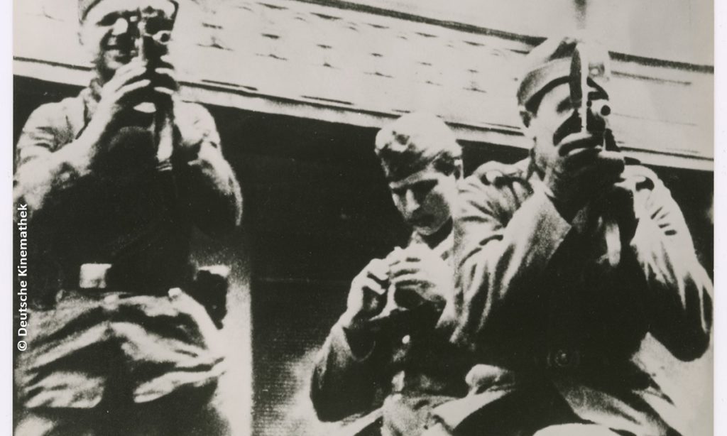 Bild mehrerer Soldaten mit Kameras, schwarz/weiß (© Deutsche Kinemathek)