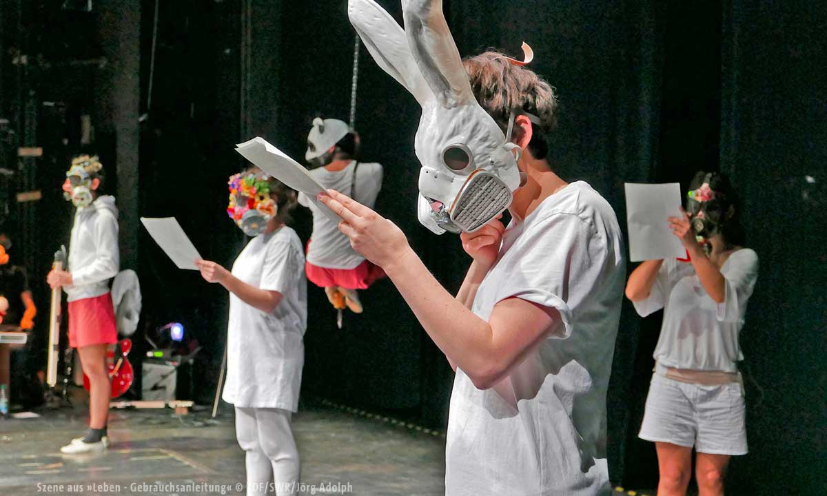 Bild von Kindern auf einer Bühne mit Hasen-Masken