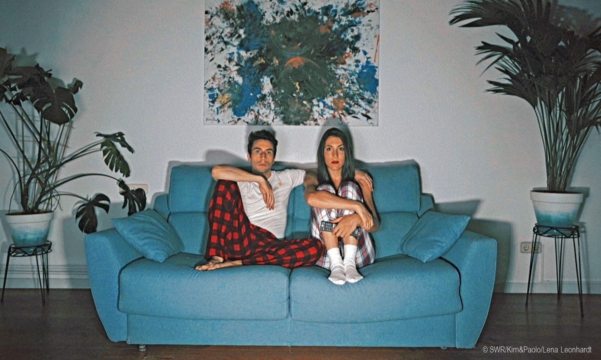 Szene aus der Kurzdoku "Fuck Corona": Foto eines Pärchens auf einem Sofa