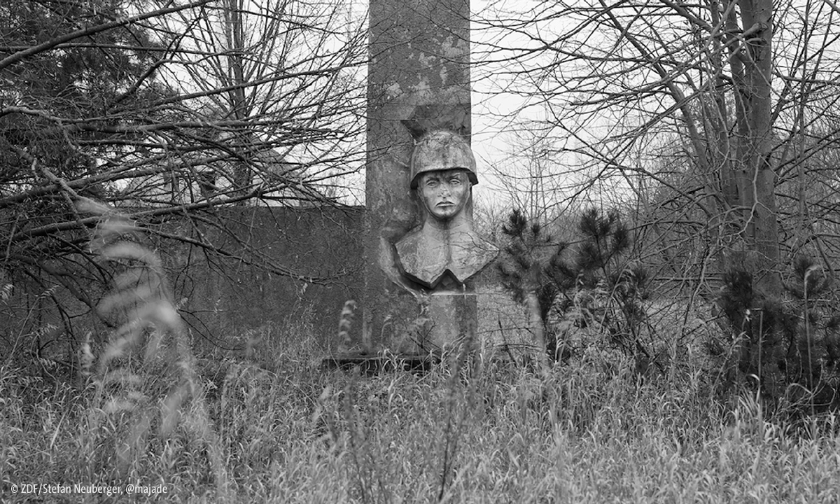 Filmstill aus "Heimat ist ein Raum aus Zeit": Bild einer Statue im Wald, schwarz/weiß (© ZDF/Stefan Neuberger, @majade)
