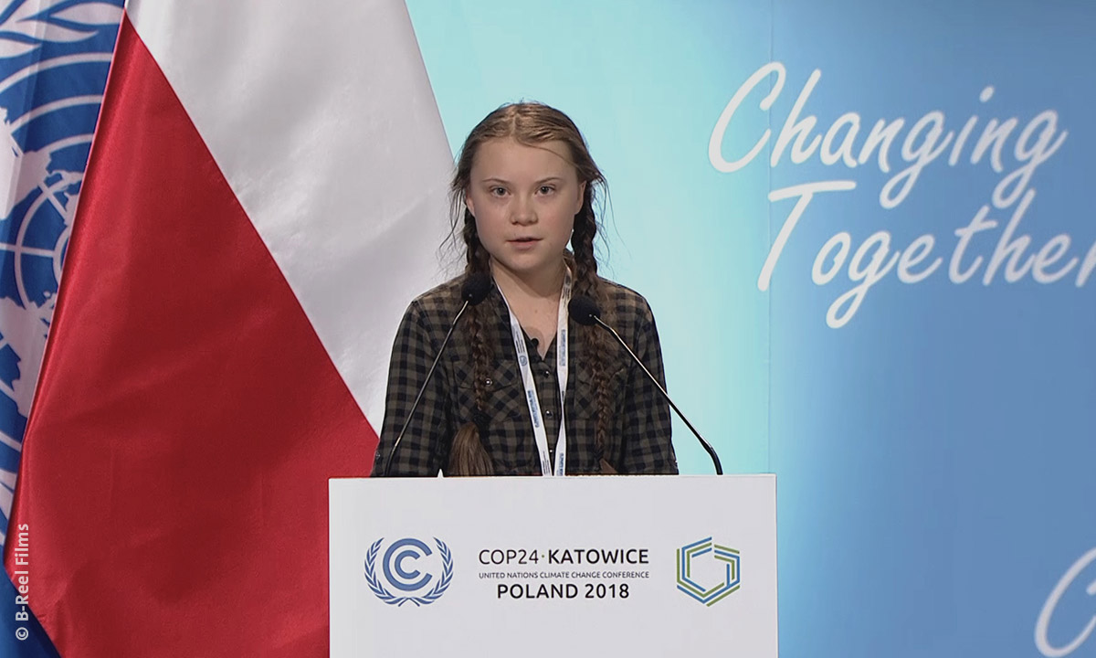Filmstill aus "Ich bin Greta" über die Klimaaktivstin Greta Thunberg, hier bei einer Rede zu sehen (© B-Reel Films)