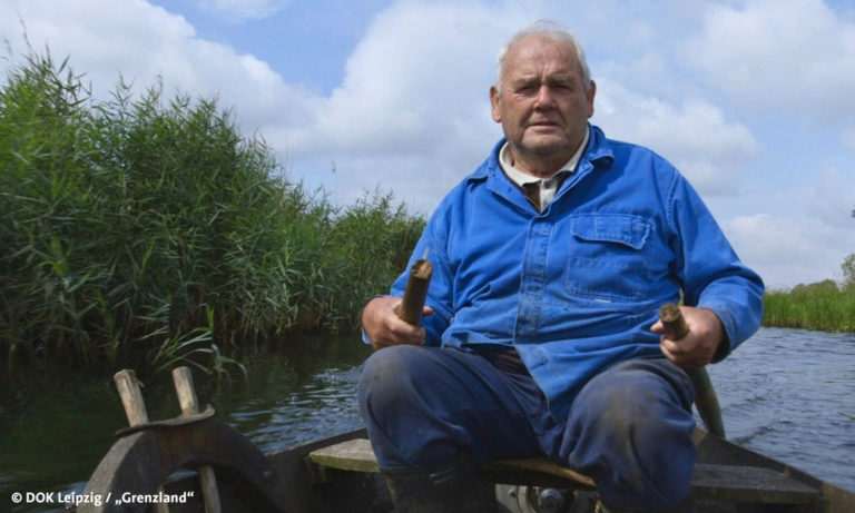 Filmstill "Grenzland", abgebildet ist ein älterer Mann in einem Ruderboot (Foto: DOK Leipzig/“Grenzland“)