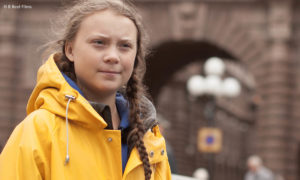 Greta Thunberg vor einem Gebäude. (Foto: B-Reel Films)