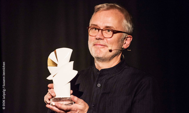 "Bild: Christoph Terhechte bei der Verleihung der Goldenen Taube beim DOK Leipzig (Foto: Susann Jennichen/DOK Leipzig)