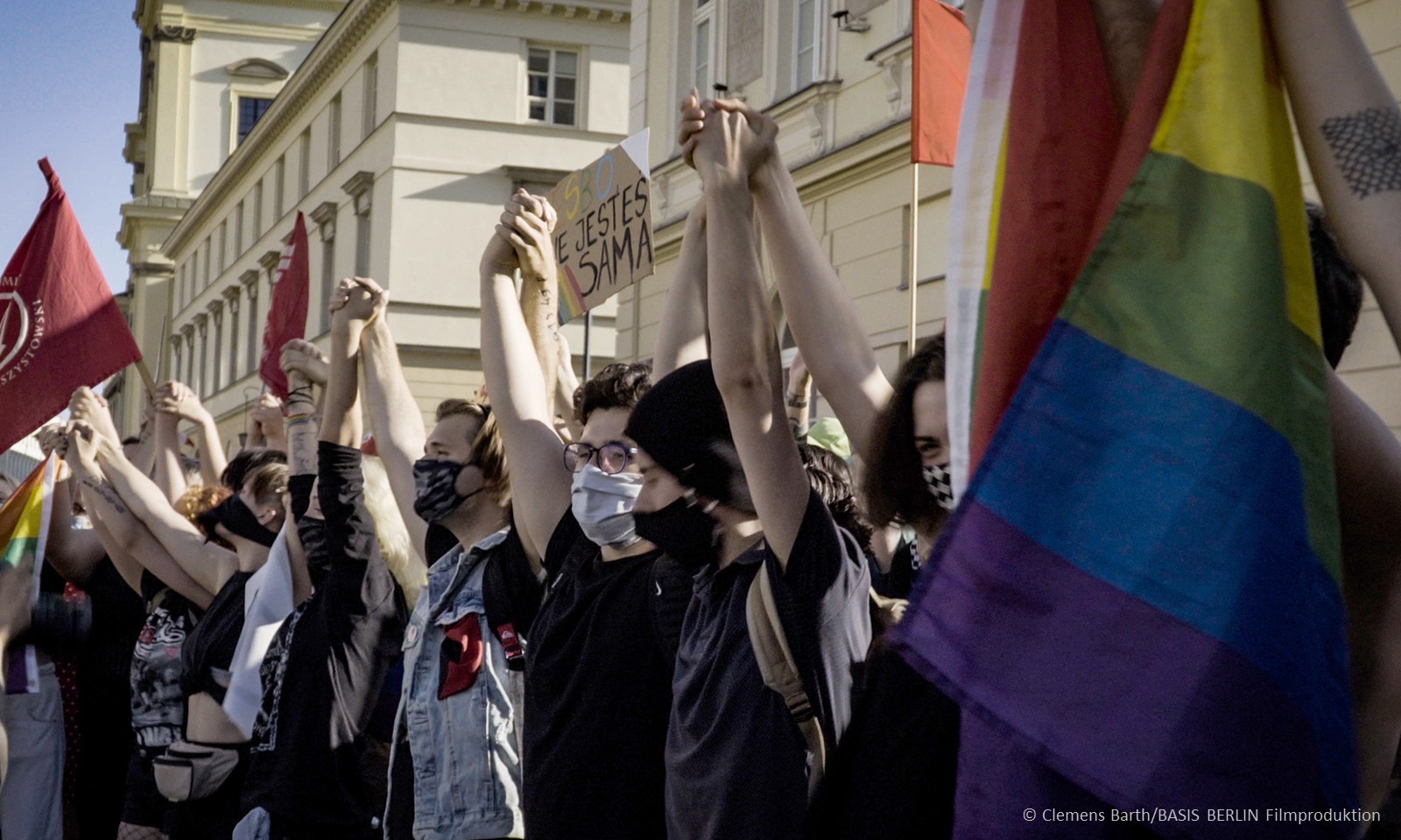 Filmstill aus "Und jetzt wir!": Teilnehmer einer LGBTQ-Demonstration in Warschau © Clemens Barth/BASIS BERLIN Filmproduktion