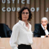 Nina Kunzendorf verhandelt vor dem Internationalen Gerichtshof (Foto: rbb/Zero One Film/Julia Terjung)