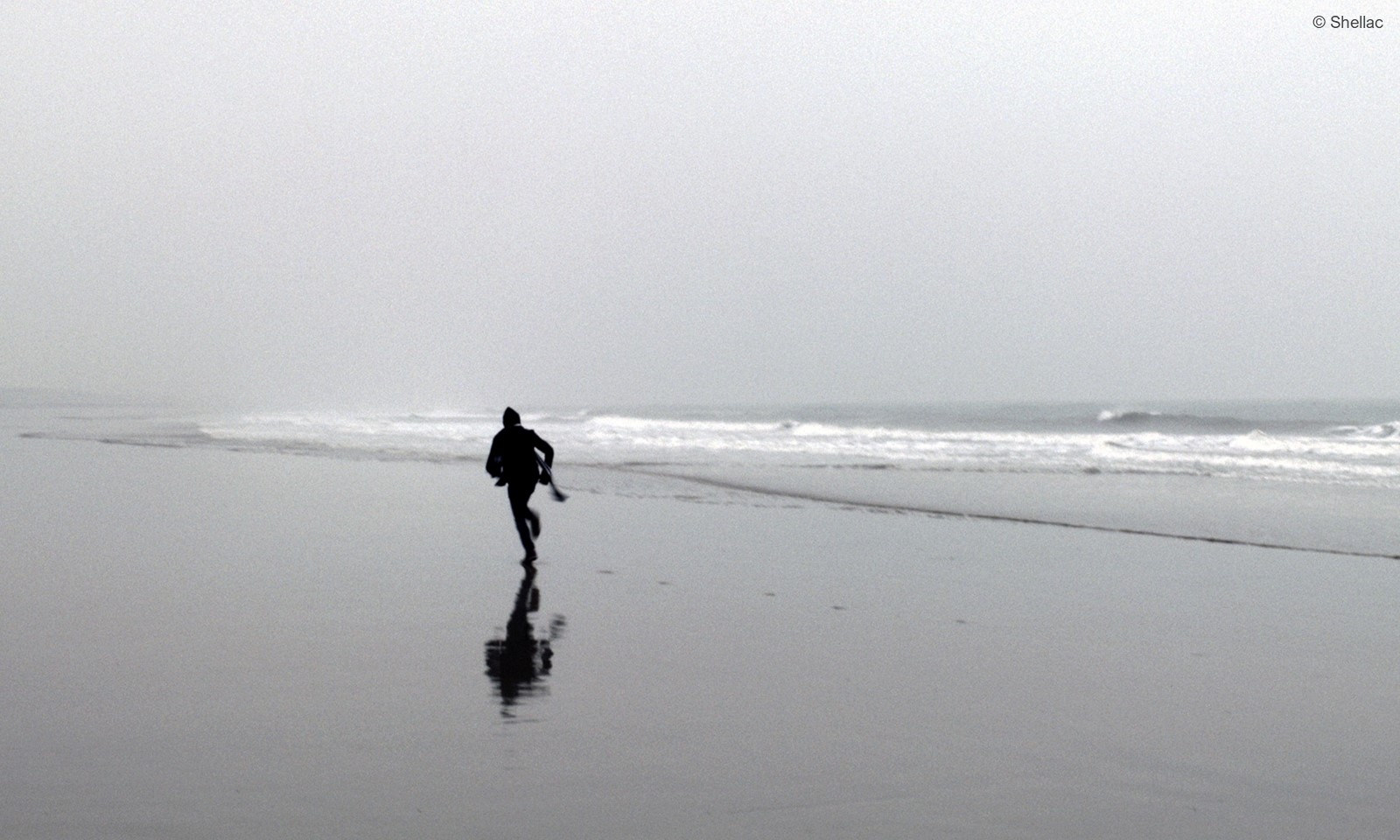 Ein Mann rennt am Strand entlang. Filmstill aus "Wohin, Flüchtling?" (c) Shellac