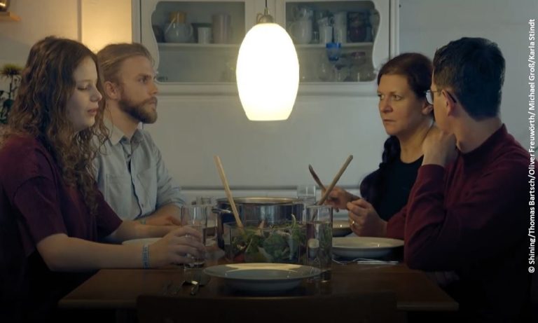 Medienprojekt Wuppertal: Filmstill aus dem Shining - Familie beim Abendessen