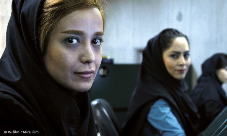 Eine junge Frau denkt über die Islamische Revolution nach © W-Film/Mira Film