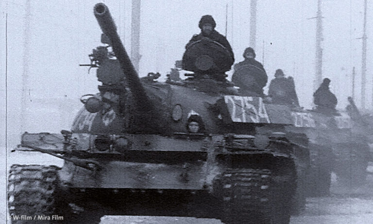 Filmstill aus „Der nackte König – 18 Fragmente über Revolution“, zu sehen ist ein Panzer (Foto: W-Film/Mira Film)