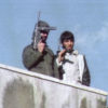 Filmstill aus „Der nackte König – 18 Fragmente über Revolution“, zu sehen sind zwei bewaffnete Männer (Foto: W-Film/Mira Film)