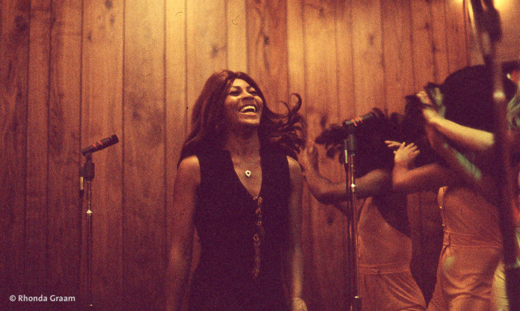 Filmstill aus „Tina“ von Dan Lindsay, T. J. Martin, man sieht Tina Turner and Ikettes performen im KMET 1973 (Foto: Rhonda Graam)