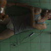 Filmstill aus „Una Película de Policías“ von Alonso Ruizpalacio, ein Mann liegt halbnackt regungslos auf dem Boden (Foto: no ficcion)