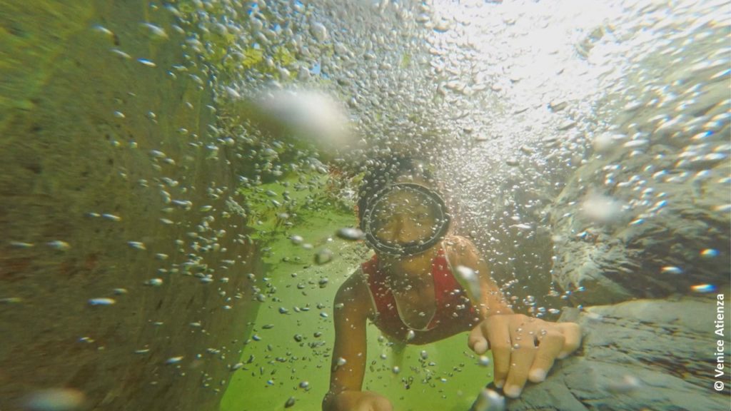 Der Philippinische Junge Reyboy unter Wasser im Berlinale-Dokumentarfilm "The Last Days At Sea"