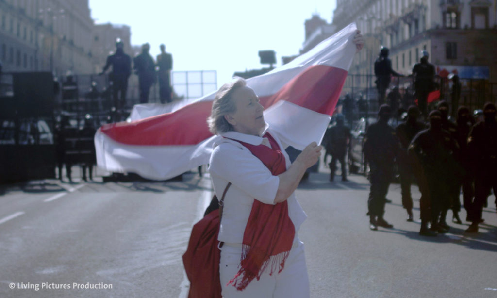 „Courage“ von Aliaksei Paluyan: Frau in Belarus auf Demonstration für Freiheit (Foto: Living Pictures Production)