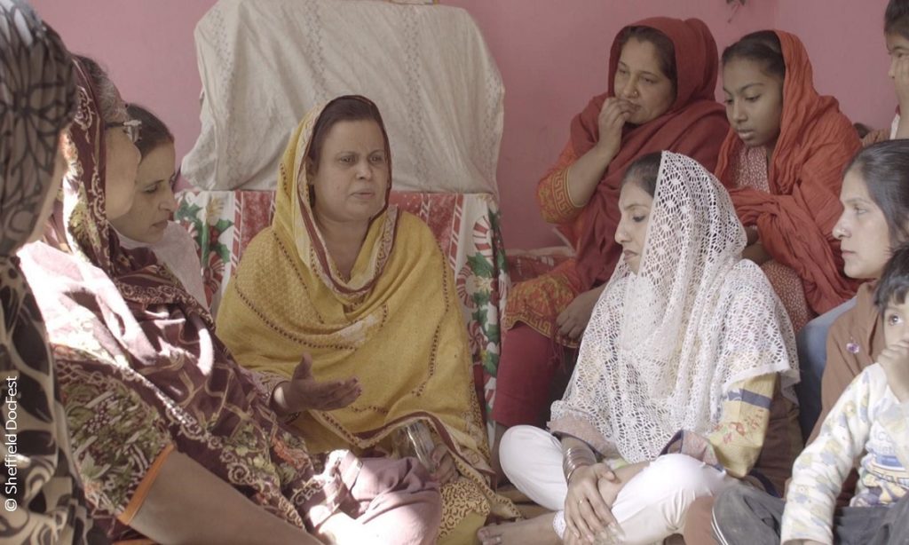 Pakistanische Frauen bereiten den Frauenmarsch vor