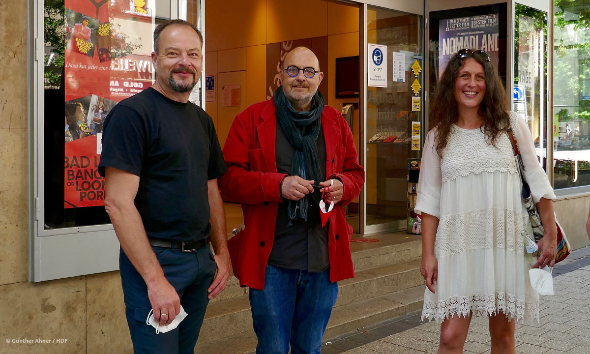 DOK Premiere mit Goggo Gensch mit Filmschaffenden Jan und Melanie Haft vor dem Delphi Arthouse Kino in Stuttgart