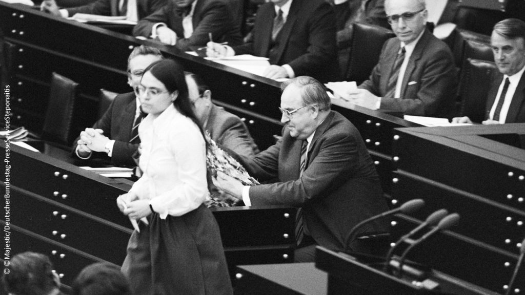 Christa Nickels (Die Grüne) überreicht Helmut Kohl (Kanzler) Origamikette