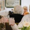 Zwei Seniorinnen stoßen im Altenheim an in Doku Mitgefühl