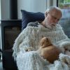 Filmstill Mitgefühl erschöpfter Senior im Pflegeheim auf seinem Sessel