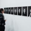 Künstlerin Shirin Neshat vor Fotowand.