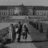 Auszug aus einem Werbefilm Mode vor dem Schloss Ludwigsburg um 1950 Landesfilmsammlung Baden-Württemberg