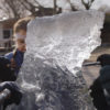 Kinder machen Eisskulptur in Doku Teachers for Life