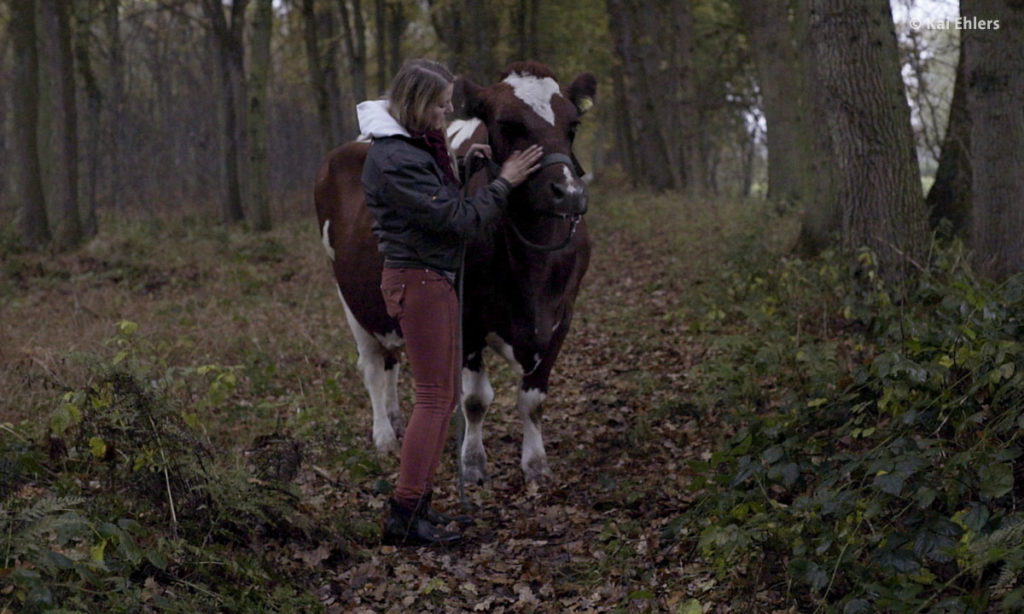 Frau mit Pferd im Wald in Doku "Freistaat Mittelpunkt" über Ernst Otto Karl Grassmé