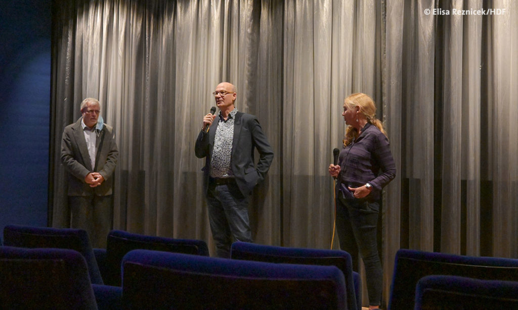 Kinoleiter Peter Erasmus, Valentin Thurn und Astrid Beyer begrüßen zur DOK Premiere in Stuttgart.
