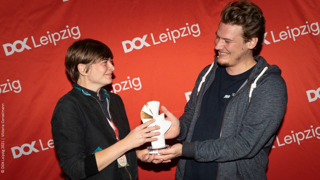 Rebecca Zehr und Felix Press mit der Goldenen Taube für Deutschen Wettbewerb DOK Leipzig 2021