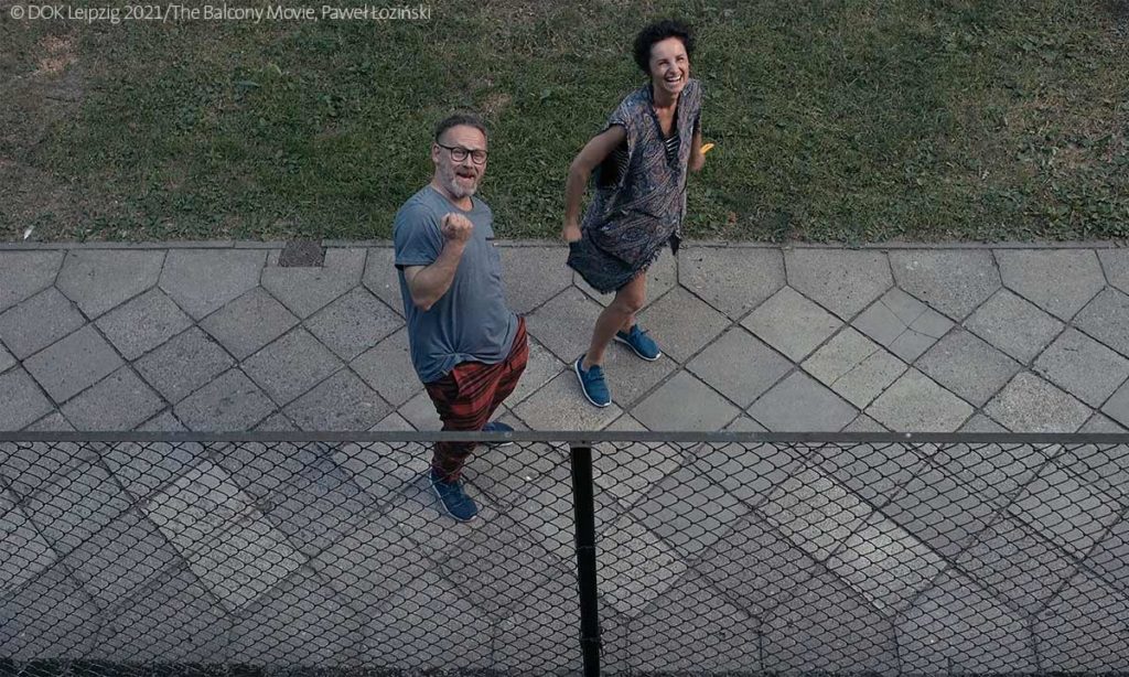 ein Paar vor dem Balkon des Regisseurs in Warsschau "The Balcony Movie"