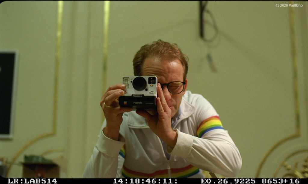 Filmstill: An Impossible Project: Der "Doc" macht ein Foto mit einer Sofortbildkamera © Weltkino
