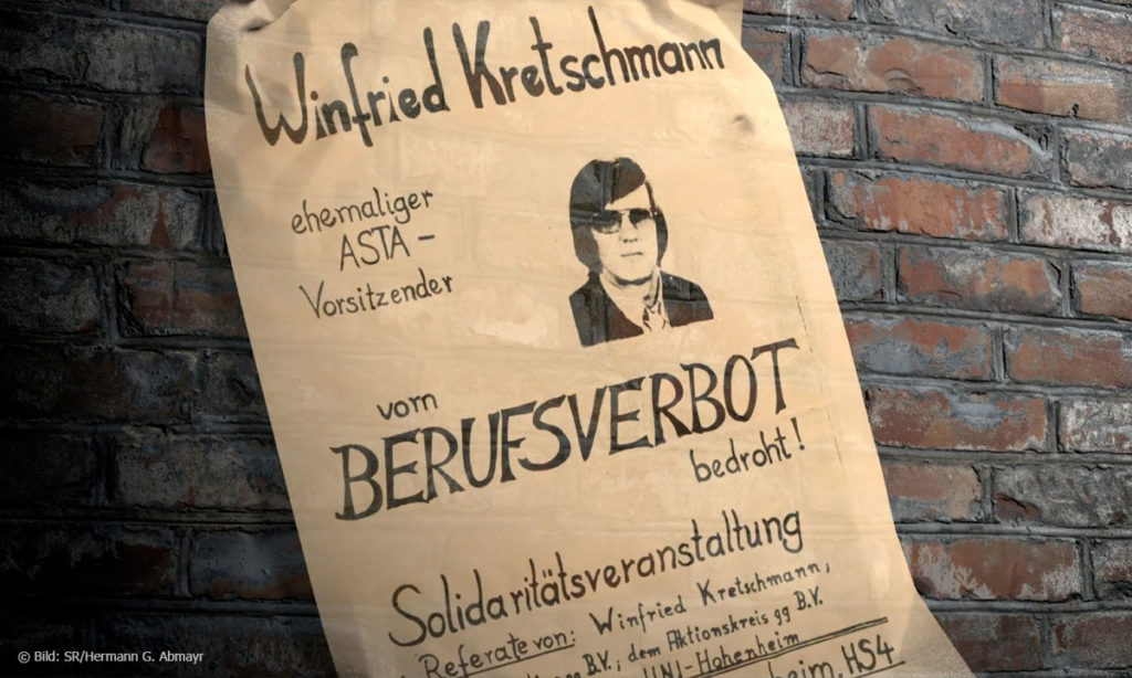 Still aus "Jagd auf Verfassungsfeinde". Foto eines Plakats auf Backsteinmauer, das Solidarität mit Winfried Kreschmann fordert © SR/Hermann G. Abmayr